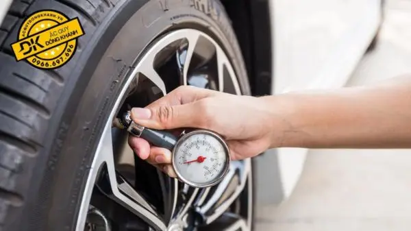 Thường xuyên đo áp suất lốp xe kia soluto để đảm bảo an toàn