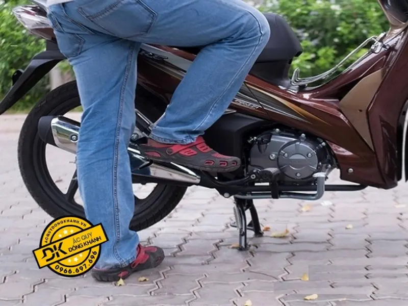 Khó khởi động xe là dấu hiệu nhận biết ắc quy bị yếu hoặc hư hỏng