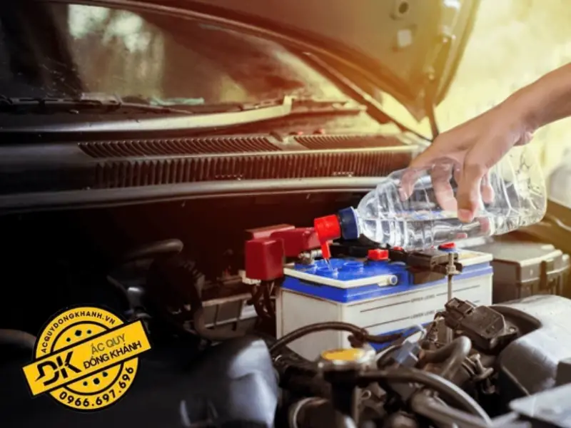 Hướng dẫn cách châm nước bình ắc quy đúng cách, hiệu quả