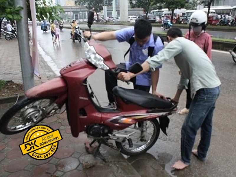 Thay Ắc Quy Xe Máy Quận Thanh Xuân Uy Tín, Chính Hãng