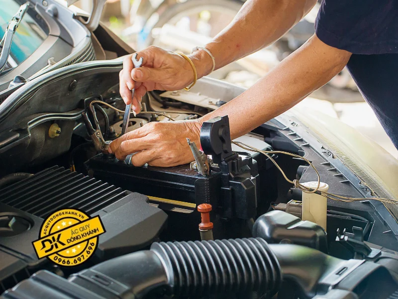 Hướng dẫn thay ắc quy cho xe kia rio an toàn, hiệu quả