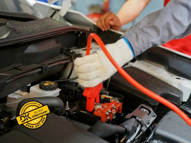 Cần sử dụng bộ sạc phù hợp với ắc quy khô