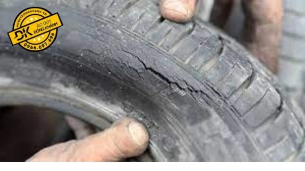 Mặt lốp xe Kia Rio có dấu hiệu bị hư hại