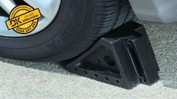 Cần cố định lốp xe ô tô chắc chắn khi thay