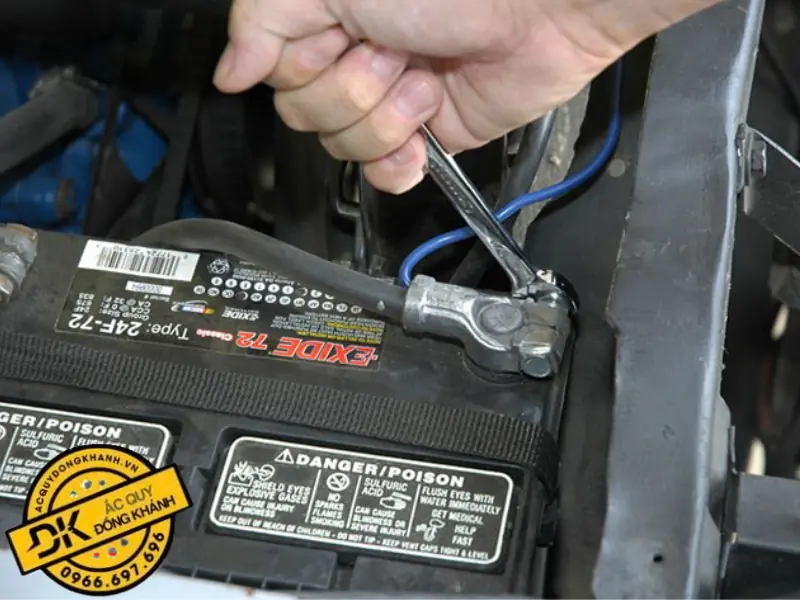 Các lưu ý khi thay thế ắc quy xe hơi Toyota Rush