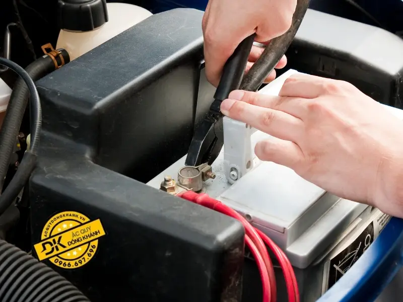 Các lưu ý quan trọng khi sử dụng ắc quy ô tô