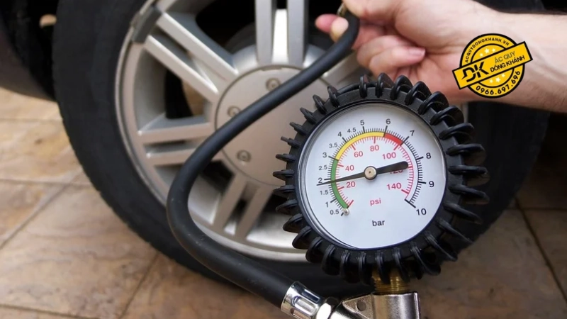 kiểm tra áp suất lốp thường xuyên