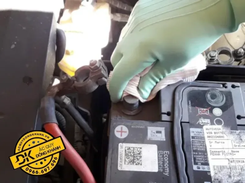 Hướng dẫn cách thay thế ắc quy cho xe Honda Brio