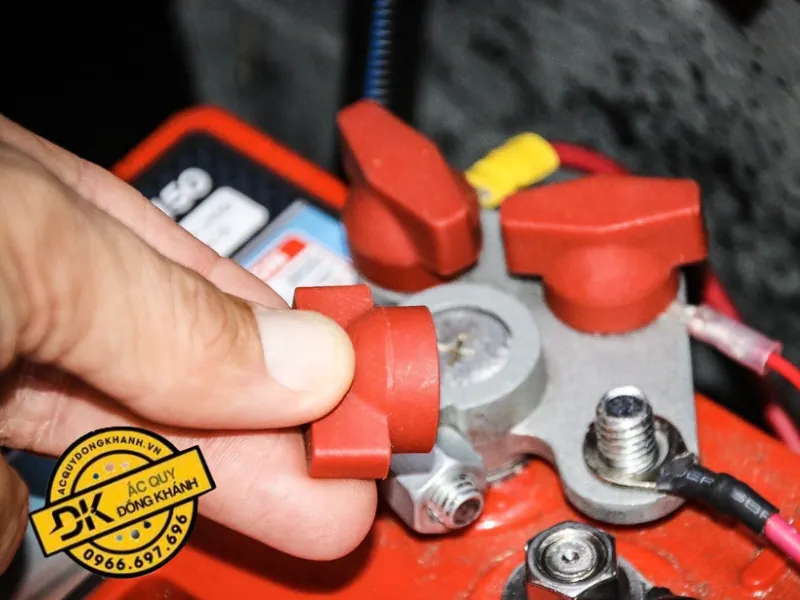 Cách bảo dưỡng cọc bình acquy hiệu quả, an toàn