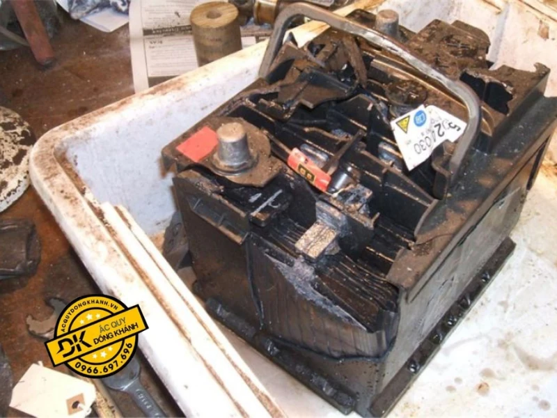 Các dấu hiệu nhận biết vỏ bình ắc quy bị nứt
