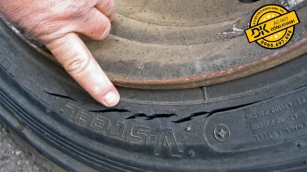 Mặt lốp xe Kia Cerato có dấu hiệu bị hư hại
