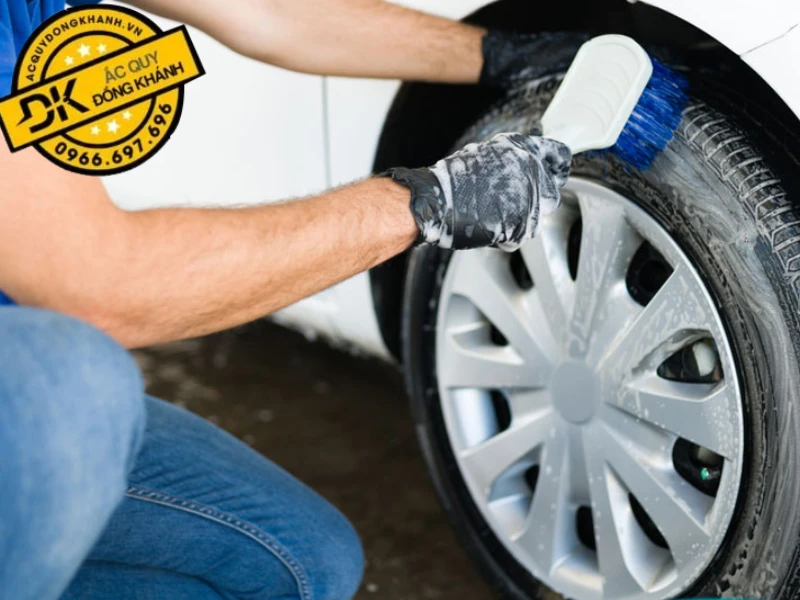 Vệ sinh mâm xe: Sử dụng chổi hoặc khăn lau để làm sạch bề mặt mâm xe, loại bỏ bụi bẩn và dầu mỡ.