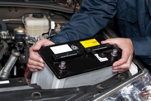 Kiểm tra thay bình ắc quy xe Ford Everest định kỳ để đảm bảo an toàn khi sử dụng