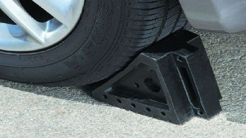 Cần cố định lốp xe ô tô chắc chắn khi thay