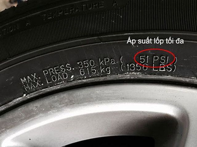Áp suất lốp ô tô được nhà sản xuất niêm yết trên lốp xe